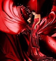 华丽红色晚礼服美女图片