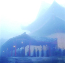 雨中的佛寺图片